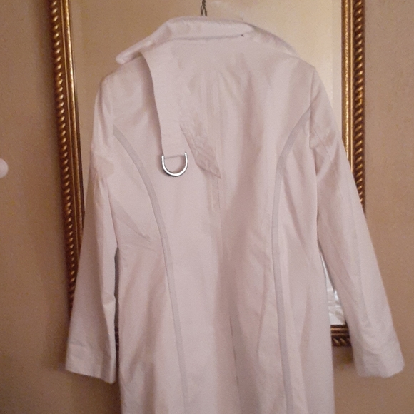 White- raincoat with belt - Picture 3 of 5